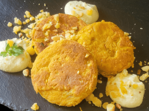 Frittatine di lupini ,maionese di anacardi crudista e crumble alle mandorle