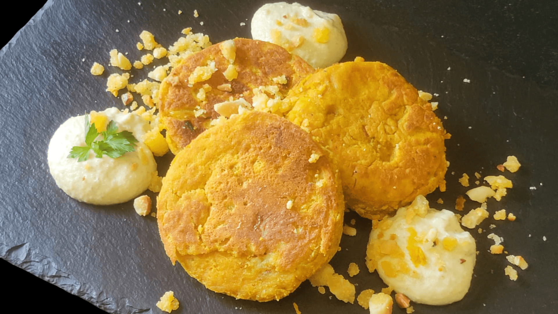 Frittatine di lupini ,maionese di anacardi crudista e crumble alle mandorle