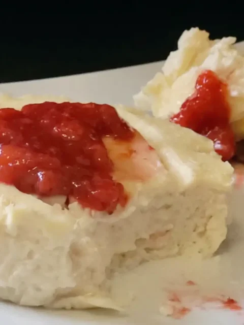 Tortino nuvola di yogurt e salsa di fragole