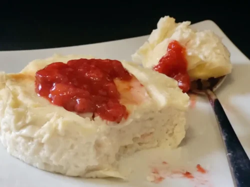 Tortino nuvola di yogurt e salsa di fragole