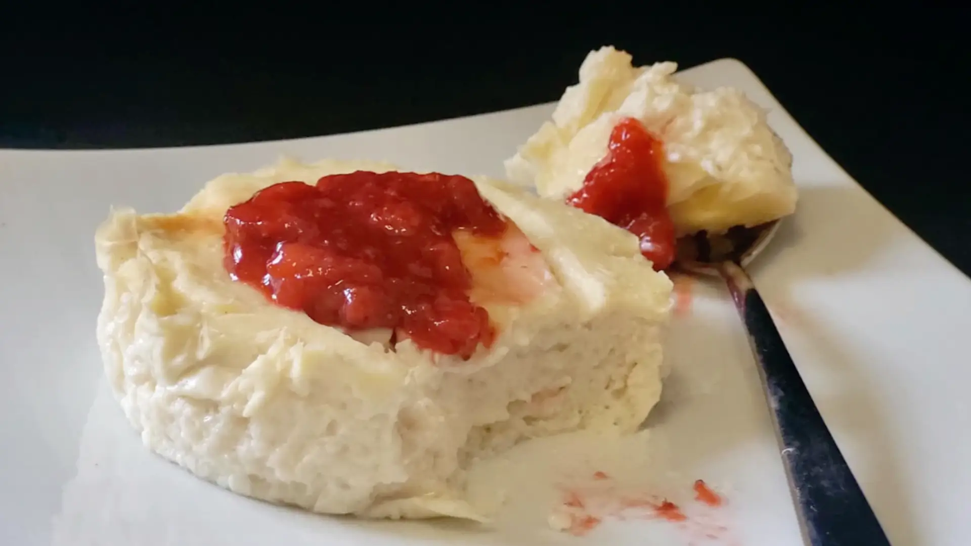 Tortino nuvola di yogurt e salsa di fragole