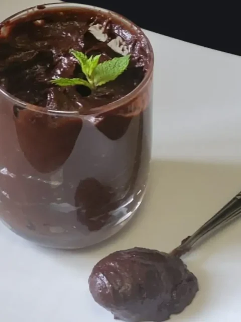 Crema al cioccolato crudista pronta in 10 minuti