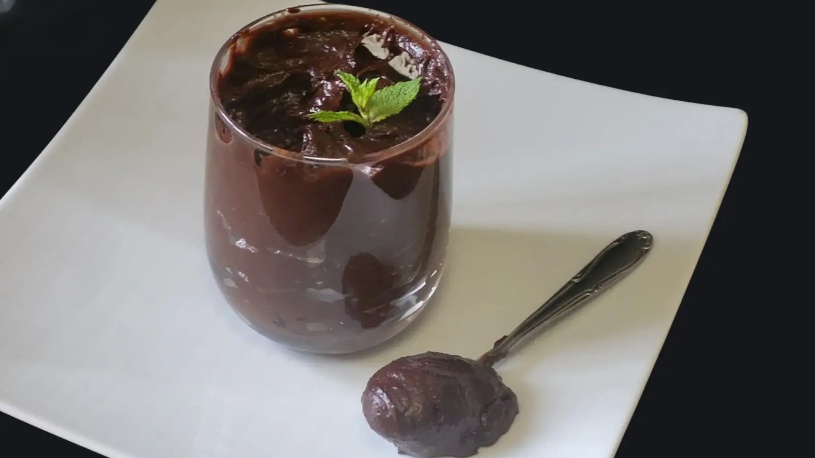 Crema al cioccolato crudista pronta in 10 minuti
