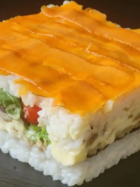 Tortino di sushi all’italiana vegano a strati: reinterpretazione creativa del classico giapponese