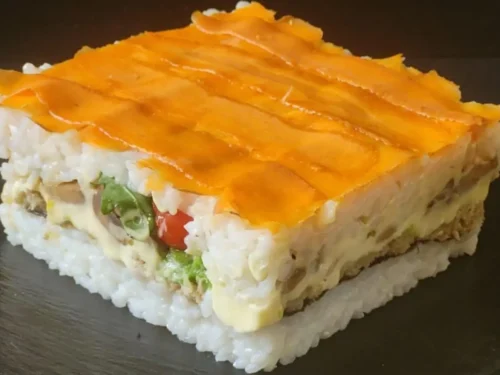 Tortino di sushi all’italiana vegano a strati: reinterpretazione creativa del classico giapponese