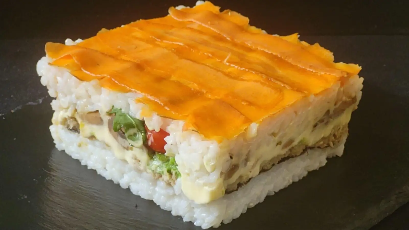 Tortino di sushi all’italiana vegano a strati: reinterpretazione creativa del classico giapponese