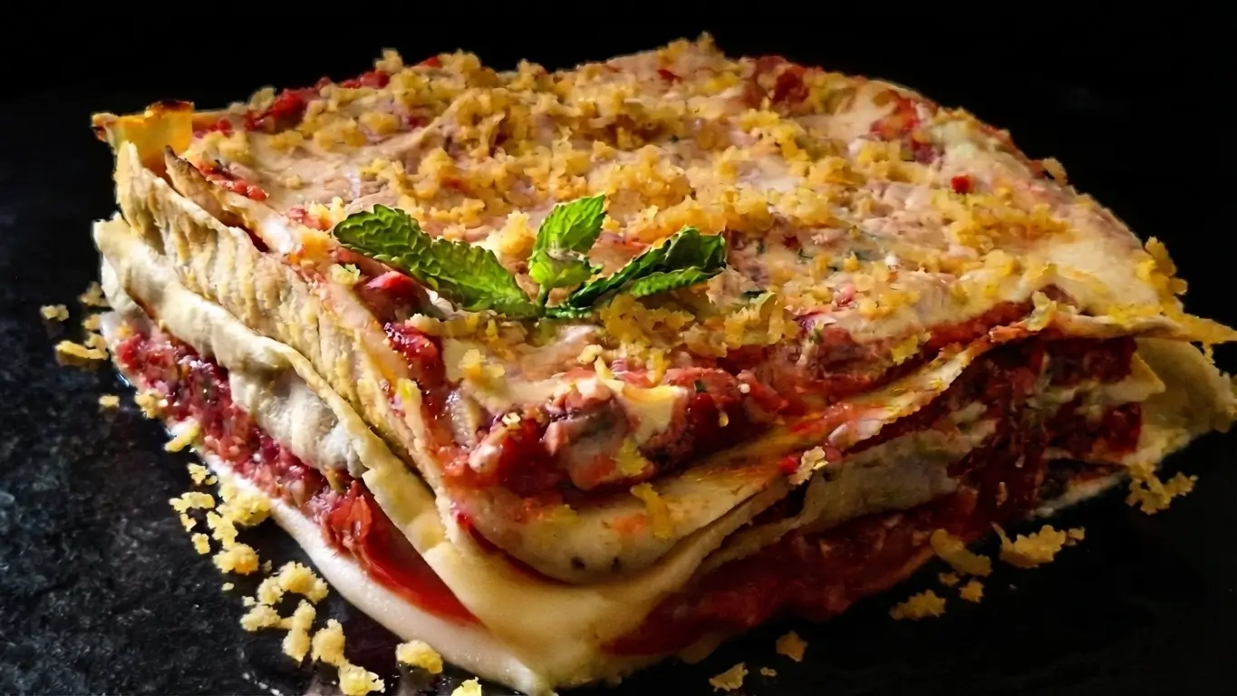 Lasagne di pane carasau con ragù e besciamella crudisti : le classiche ma senza cottura