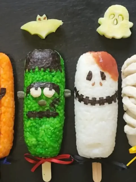 Halloween Onigiri spaventosi : gatto,zucca, frankenstein,scheletro, mummia, tomba di dracula,ripieni di tonno veg ,decorati con formaggio a fette veg ed alghe