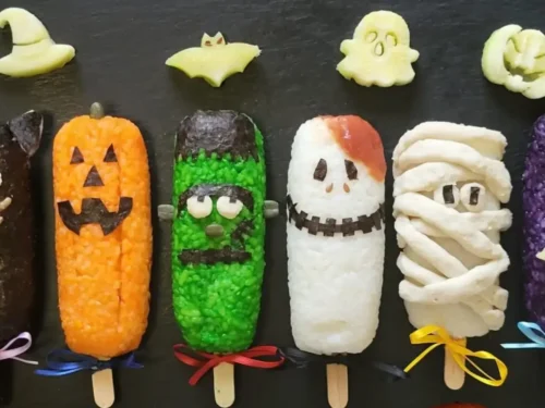Halloween Onigiri spaventosi : gatto,zucca, frankenstein,scheletro, mummia, tomba di dracula,ripieni di tonno veg ,decorati con formaggio a fette veg ed alghe