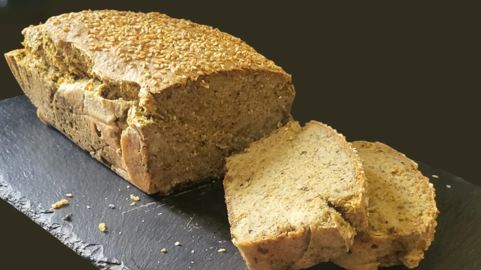 Pane proteico veloce senza farine, glutine e lievito: la ricetta furba con la quinoa