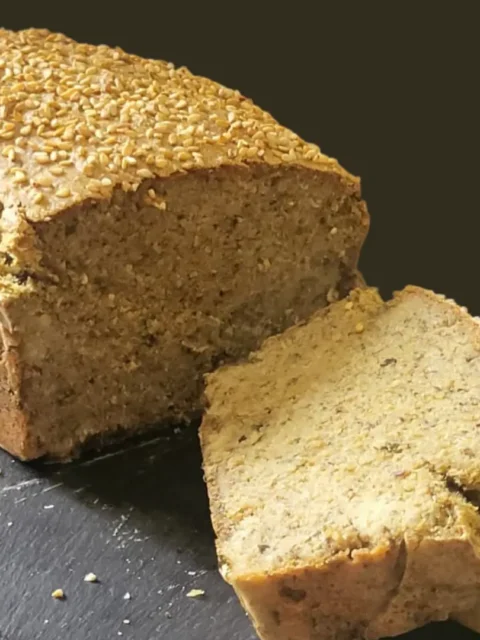 Pane proteico veloce senza farine, glutine e lievito: la ricetta furba con la quinoa