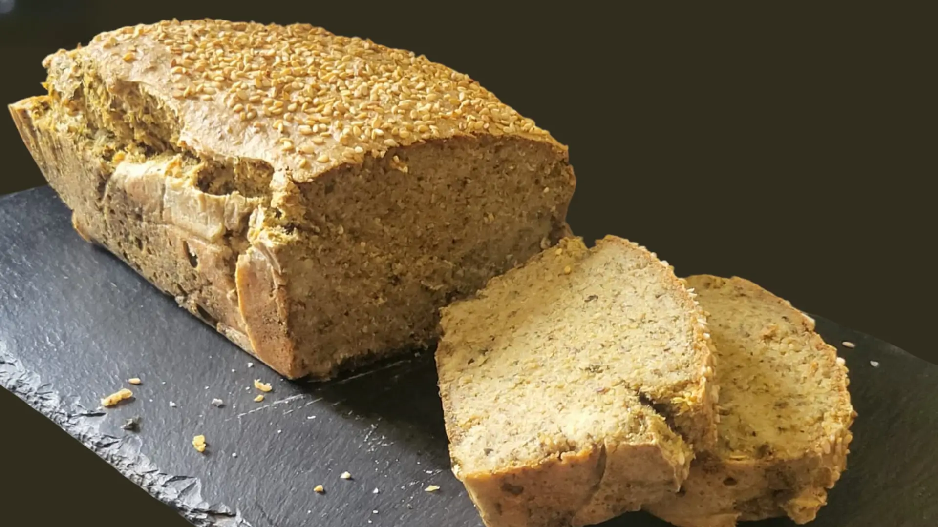 Pane proteico veloce senza farine, glutine e lievito: la ricetta furba con la quinoa