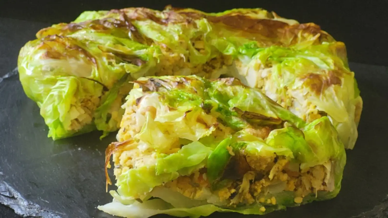 La torta di verza medievale vegana in scrigno (Torta de Caulis)