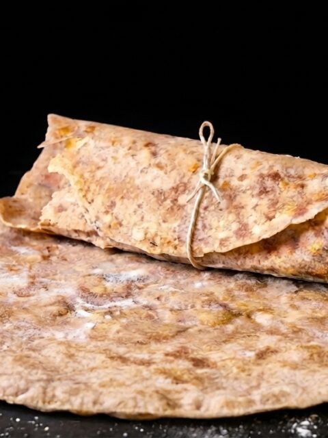 Tortillas integrali: la ricetta della base leggera e semplice su piatto ardesia nero