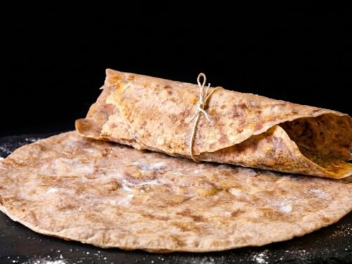 Tortillas integrali: la ricetta della base leggera e semplice su piatto ardesia nero