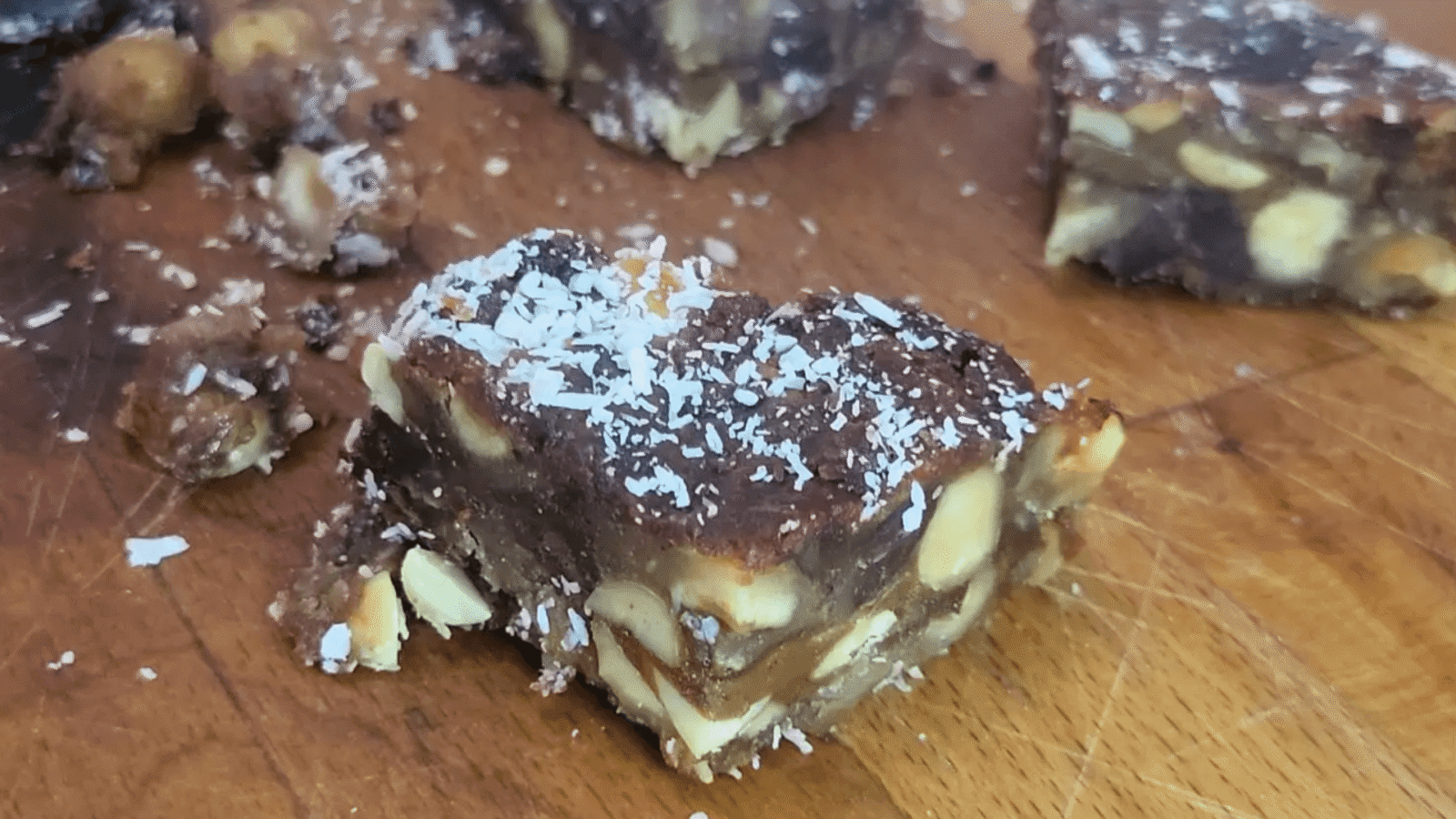Blondies alle mandorle e cioccolato: l’alternativa irresistibile e sana ai classici brownies (vegana e golosa)
