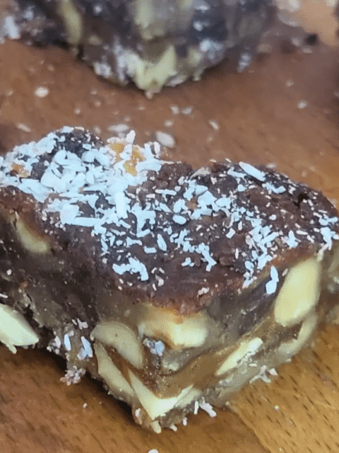 Blondies alle mandorle e cioccolato: l’alternativa irresistibile e sana ai classici brownies (vegana e golosa)