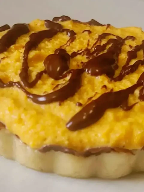 Crostatina crudista zucca e cioccolato su piatto bianco
