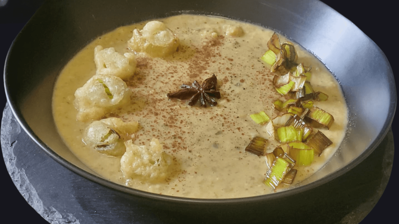 Ceci in brodo di magro con porri fritti,la ricetta medievale in versione vegana e moderna su piatto scuro