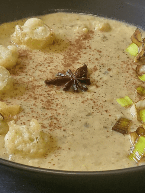 Ceci in brodo di magro con porri fritti,la ricetta medievale in versione vegana e moderna su piatto scuro