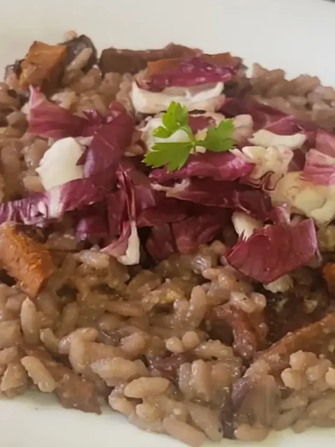 Risotto radicchio e pancetta affumicata, il grande classico veneto in versione vegana su piatto bianco