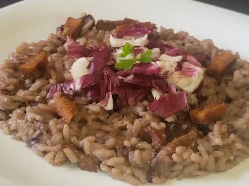 Risotto radicchio e pancetta affumicata, il grande classico veneto in versione vegana su piatto bianco
