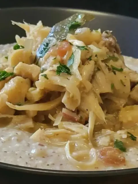 Piatto nero La Copadia del Viandante:lo spezzatino medievale vegano su polenta d’orzo su tagliere legno