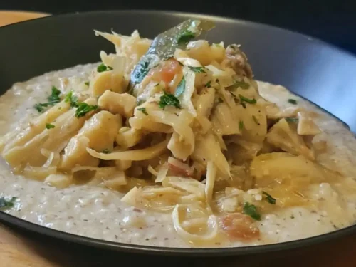 Piatto nero La Copadia del Viandante:lo spezzatino medievale vegano su polenta d’orzo su tagliere legno