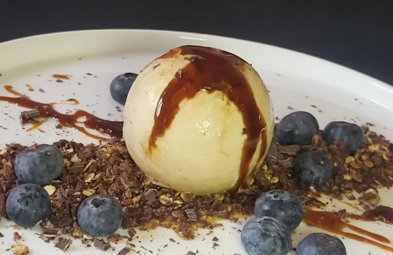 Sfera di semifreddo proteico lavanda e miele vegano con base croccante di streusel